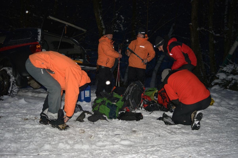 На Закарпатье вторые сутки ищут лыжника, который заблудился в горах (фото, видео)