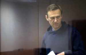 Прокурор потребовала приговорить российского оппозиционера Навального к штрафу почти в миллион рублей за клевету на ветерана