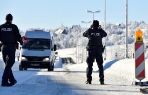 Страны Европы ужесточают правила въезда из-за новых штаммов коронавируса: на чешско-немецкой границе огромные пробки (видео, фоторепортаж)