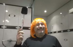 В рыжем парике и с ершиком. Владелец немецкой виллы, где жил Навальный, снял пародию на российских пропагандистов