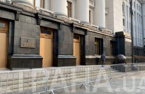 Офис Президента отмыли от краски, но дверей до сих пор нет