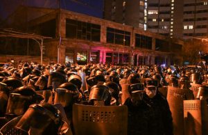 Протестующие в Ереване заблокировали здание парламента и заявили о планах блокировки других госучреждений