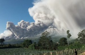 В Индонезии случилось извержение вулкана Синабунг. Видео