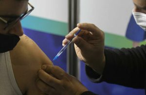 В Израиле от COVID-19 вакцинировали более половины взрослого населения