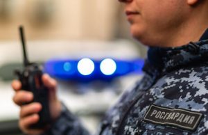 В Подмосковье пенсионер открыл стрельбу по сотрудникам Росгвардии и прохожим. Он захватил в заложники родственников