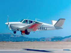 В США самолет упал на автомобиль, есть погибшие. Видео