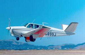 В США самолет упал на автомобиль, есть погибшие. Видео