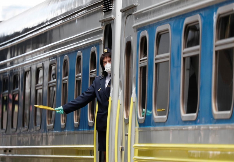 «Укрзализныця» продолжает назначать дополнительные поезда на майские праздники: список