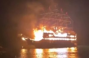 Прыгали за борт: на популярном курорте Турции вспыхнули четыре экскурсионных корабля