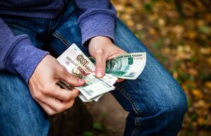 Пусть растёт и не по МРОТ. Кому сегодня надо повышать зарплату?