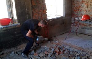 Ремонт в квартире: когда требуется демонтаж пола и стен?