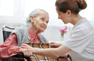 Уход за пожилым человеком: что лучше — пансионат или сиделка?