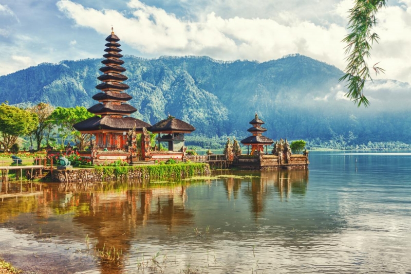 Власти Индонезии планируют открыть для иностранных туристов остров Бали