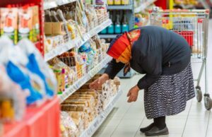 Цены растут и падать не собираются. Как при такой инфляции защитить бедных