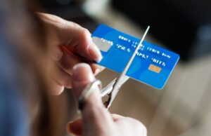 Почему нельзя выбрасывать старые банковские карты?