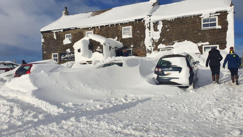 Полсотни людей на три дня замело снегом в "самом высоком пабе" Британии (фото, видео)