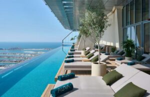 С панорамным видом на Burj Khalifa: в Дубае открыли самый высокий в мире бассейн-инфинити (фото)