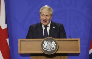 В центре Лондона сожгли куклу Бориса Джонсона