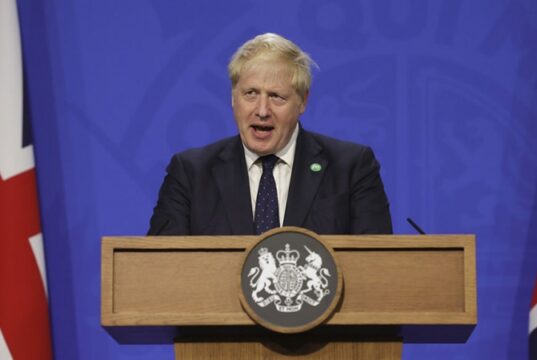 В центре Лондона сожгли куклу Бориса Джонсона