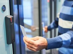 Безопасно ли прикладывать карту к замку для прохода в банкоматную зону?