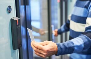 Безопасно ли прикладывать карту к замку для прохода в банкоматную зону?