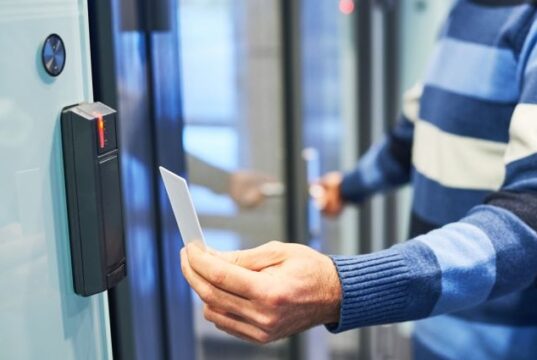 Безопасно ли прикладывать карту к замку для прохода в банкоматную зону?