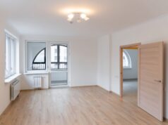 Рубли в метры. Стоит ли инвестировать в недвижимость в 2022 году?