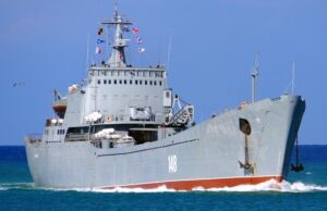 В порт Бердянска зашёл военный корабль с российской бронетехникой