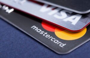 Visa и Mastercard приостанавливают работу в России. Что это значит?