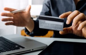 Банк предлагает страховку карты от мошенников. Стоит ли ее покупать?