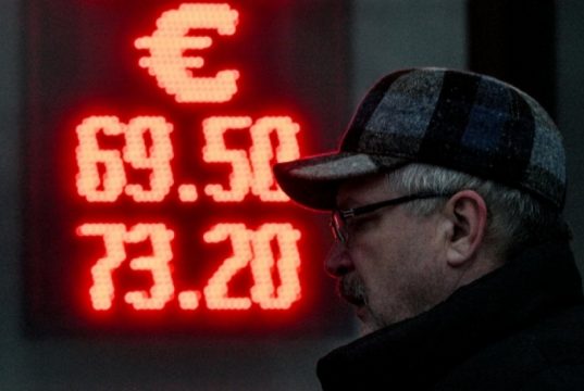 Евро за 71 рубль, доллар — за 67. Почему слабеет рубль?