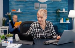 Вычесть 22%. Работающих пенсионеров хотят освободить от страховых взносов