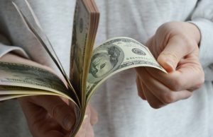 Серийная кража. Как США могут превратить в бумагу наличные доллары в России