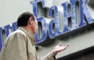 Банкиры уходят, а долги остаются. Что делать клиентам покидающих РФ банков?