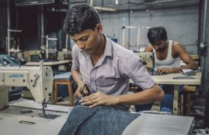 «Относятся как к собакам». На фабрике в Одинцове работали рабы из Индии