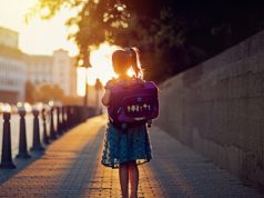 Ученицы — дороже. Названы расценки на сбор мальчиков и девочек в школу