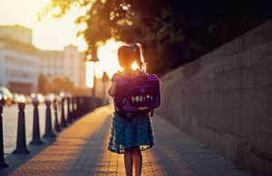 Ученицы — дороже. Названы расценки на сбор мальчиков и девочек в школу