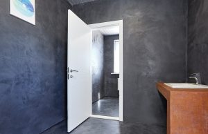 Микроцемент в отделке поверхностей: полы, стены, потолки и другие элементы интерьера