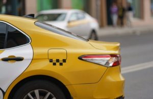 Ни людей, ни машин. В Госдуме объяснили рост цен на такси