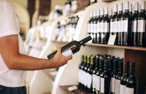 Пей отечественное. В 2024 году из магазинов исчезнет дешевое импортное вино