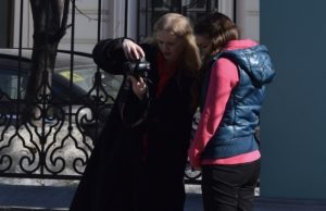 В честь праздника. Для девушек — водителей такси провели День красоты