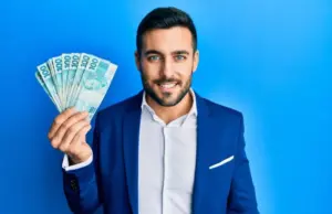 Найти деньги. Эксперт назвала пять ложных истин, которые мешают разбогатеть