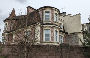 Шесть спален, лифт. Что особенного в особняке, который продают Чекалины