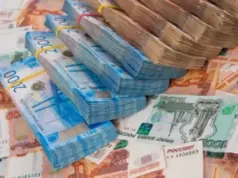 Банки и игрушки. Эксперты рассказали, в чем хранить деньги в России