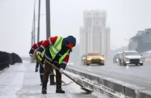 Дорогой сугроб. Зимой дворник может зарабатывать 100 тыс. руб. в Москве