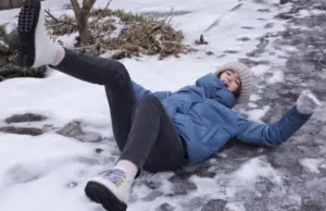 Держи баланс! Сколько денег россияне отсуживают за падения на льду