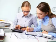 Можно ли не возвращать в бухгалтерию деньги, выплаченные по ошибке?