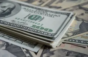 «Не все радужно». Россияне с долларом рискуют потерять накопления