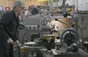 Токари и фрезеровщики. Кого не хватает на производстве и сколько им платят