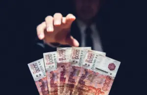 «И банк не виноват». Мошенники научились воровать деньги со сберкнижек